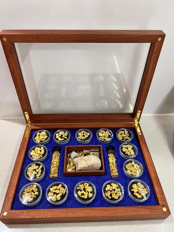 SHARON+39S GOLD DISPLAY BOXES  BLUE INSERT 14 POD 2 x SPECIMEN BOTTLES + SQUA